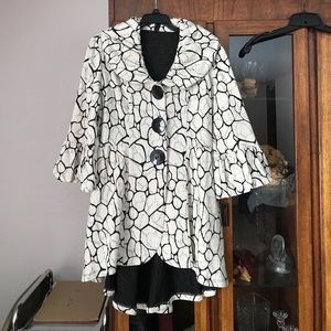 Light weight hi low coat!